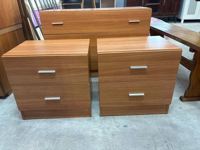 CÓMODA Y 2 MESITAS DE NOCHE