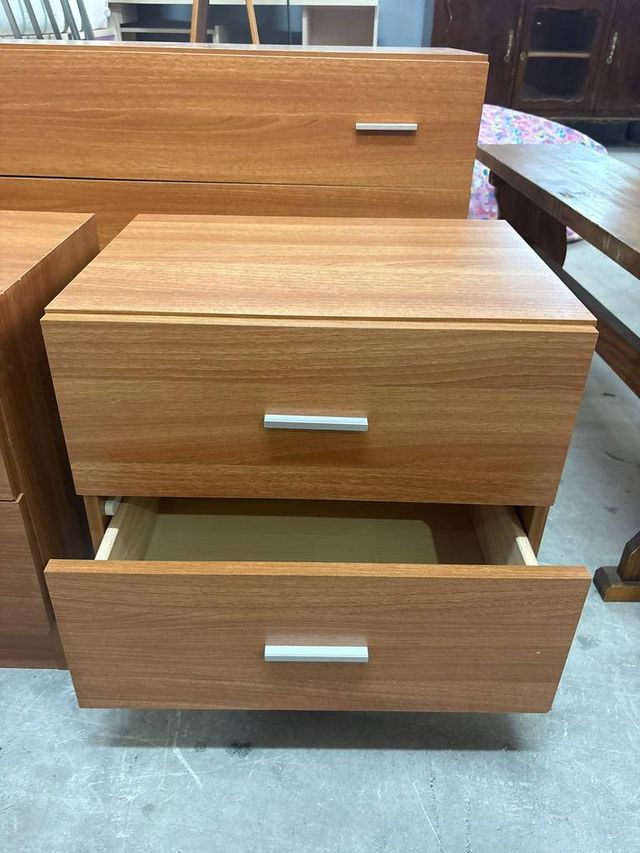 CÓMODA Y 2 MESITAS DE NOCHE