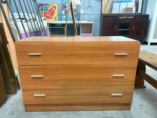 CÓMODA Y 2 MESITAS DE NOCHE