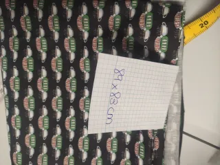 Tela con estampado de tazas y logo Friends