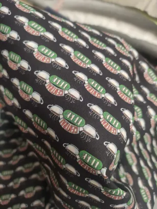 Tela con estampado de tazas y logo Friends