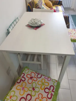 Tavolo allungabile e 4sedie con cuscini colorati