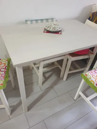 Tavolo allungabile e 4sedie con cuscini colorati