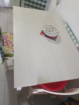 Tavolo allungabile e 4sedie con cuscini colorati