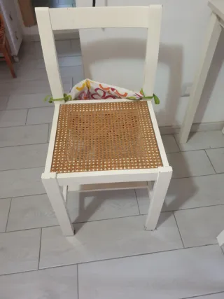 Tavolo allungabile e 4sedie con cuscini colorati