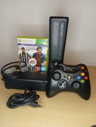 Xbox 360 con FIFA 13 e accessori