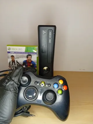 Xbox 360 con FIFA 13 e accessori