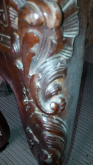 Mesa auxiliar de madera tallada