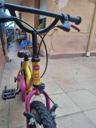 Bicicleta infantil Btwin amarilla y rosa