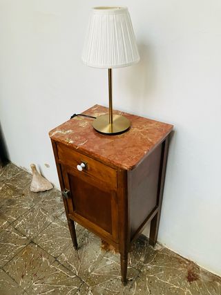Mesita de noche con lámpara