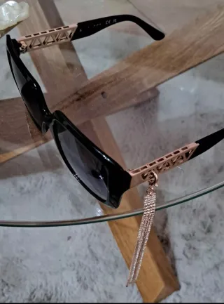 Occhiali da sole Guess donna neri e oro