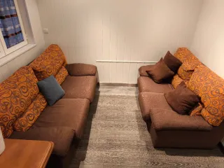 Conjunto de sofás marrones y naranjas