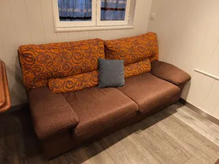 Conjunto de sofás marrones y naranjas