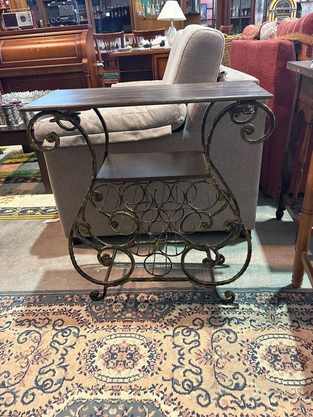 MESA AUXILIAR CON BOTELLERO