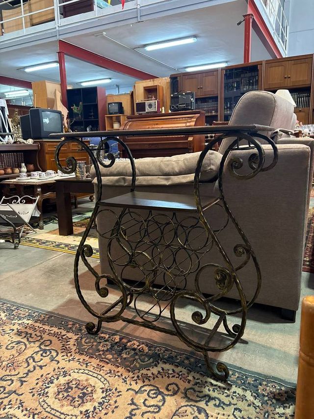 MESA AUXILIAR CON BOTELLERO