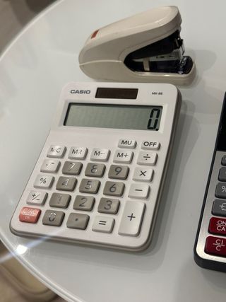 2 Calculadoras Casio y Canon + 2 Grapadoras