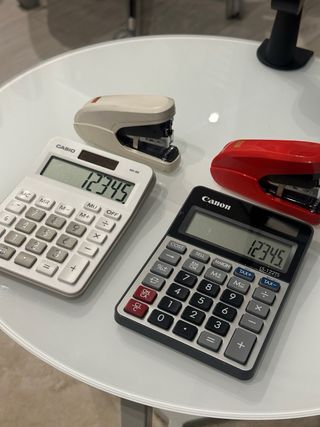 2 Calculadoras Casio y Canon + 2 Grapadoras