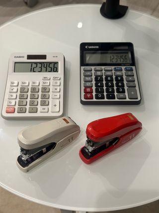 2 Calculadoras Casio y Canon + 2 Grapadoras