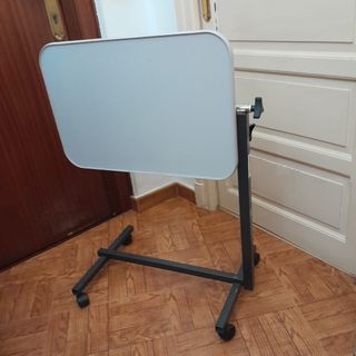Mesa auxiliar plegable con ruedas