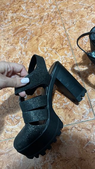 Zapatos de tacón negros con brillos