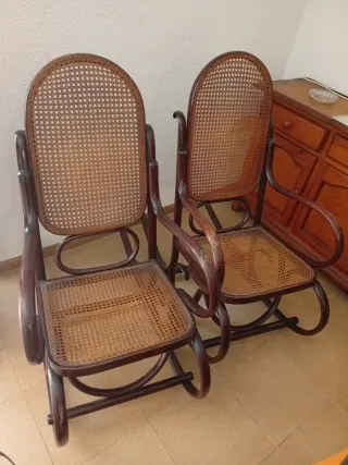 2 Mecedoras antiguas de madera y ratán