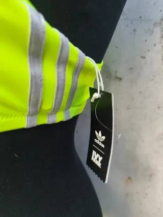 Top deportivo Adidas Ivy Park verde lima