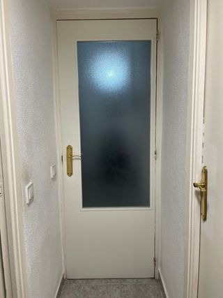 Puerta de madera con cristal