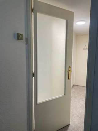 Puerta de madera con cristal