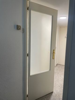 Puerta de madera con cristal