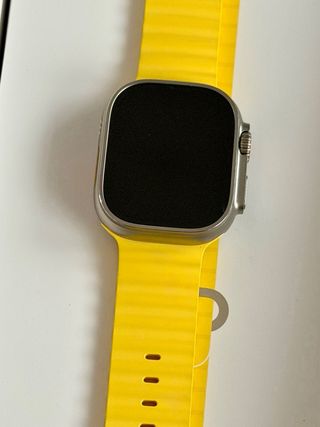 Apple Watch Ultra in argento con cinturino giallo