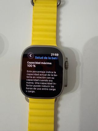 Apple Watch Ultra in argento con cinturino giallo