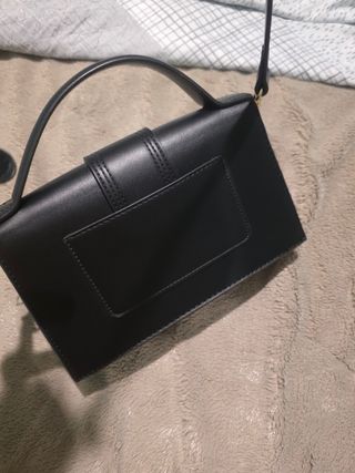 Bolso negro de mano y bandolera