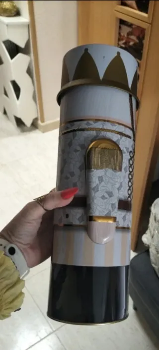 Lata metálica decorativa Cascanueces