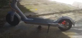 Patinete eléctrico blanco