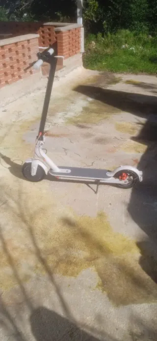 Patinete eléctrico blanco