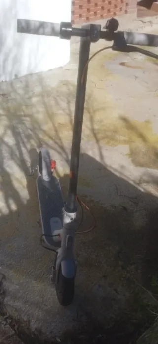 Patinete eléctrico blanco