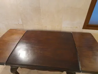 Mesa extensible de madera antigua con patas tallad