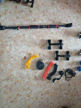 Barra dominadas, mancuernas, pesas y gomas