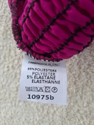 Top T U. Con etiquetas. Medidas en descripción