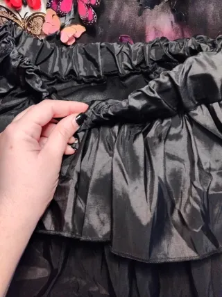 Gonnellina nera a balze