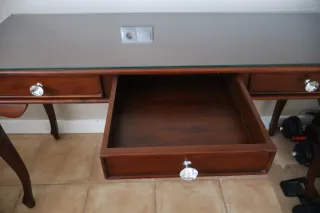 Mesa de madera con tapa de cristal