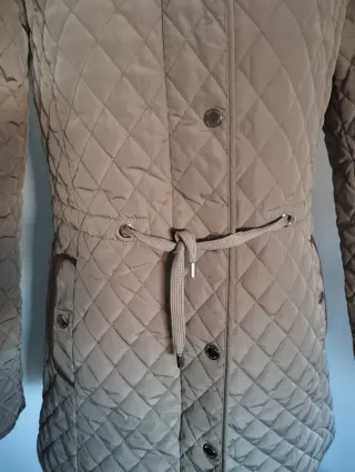 Anorak acolchado repelente al agua color beige