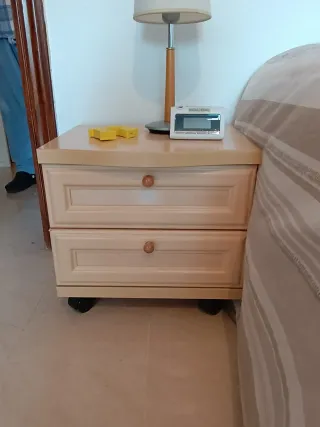 Mesita de noche de madera y plástico