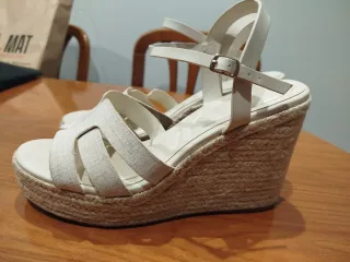 Cuñas de esparto beige y blancas