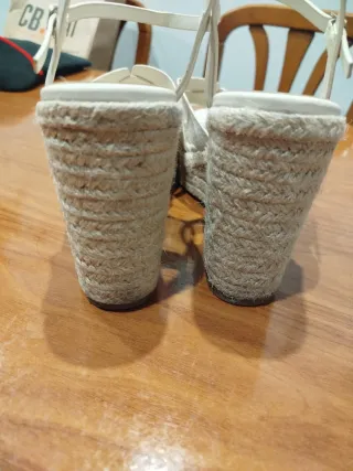 Cuñas de esparto beige y blancas
