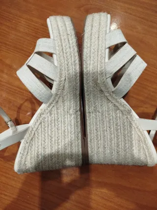 Cuñas de esparto beige y blancas