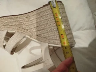 Cuñas de esparto beige y blancas