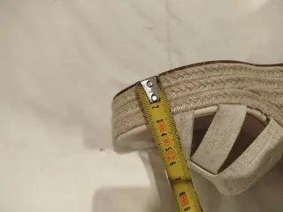 Cuñas de esparto beige y blancas