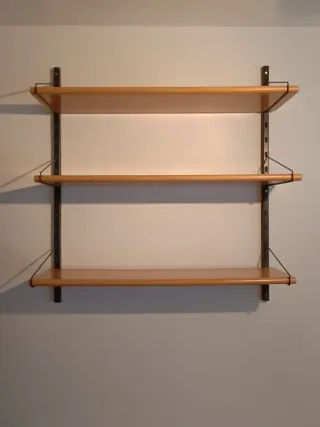 Estanterías de madera y metal