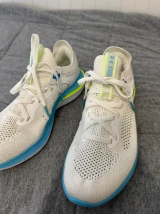 Zapatillas deportivas blancas y azules